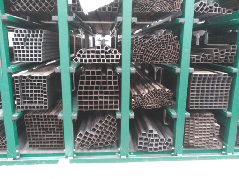 Sistema de almacenamiento de perfiles largos entre columnas